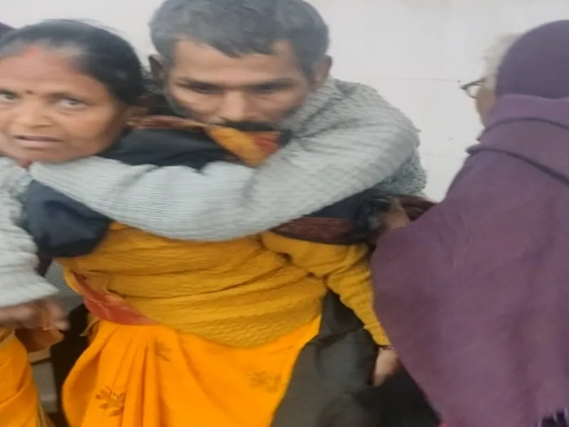 अमेठी: युवक को पीठ पर लादकर अस्पताल ले जाती महिला का फोटो Viral