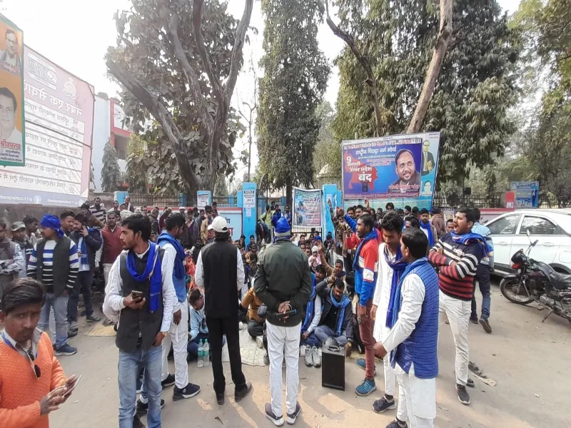 बहराइच: सीबीआई जांच और मृतक आश्रित के मुआवजे को लेकर भीम आर्मी का धरना