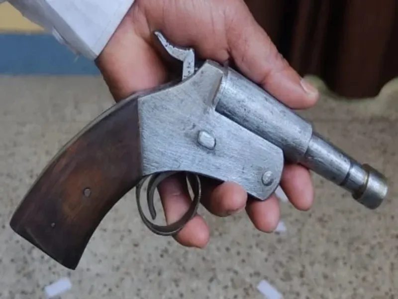 हरदोई: ब्लाक प्रमुख प्रतिनिधि पर वरिष्ठ सहायक ने तमंचा दिखाकर धमकी देने का लगाया आरोप 