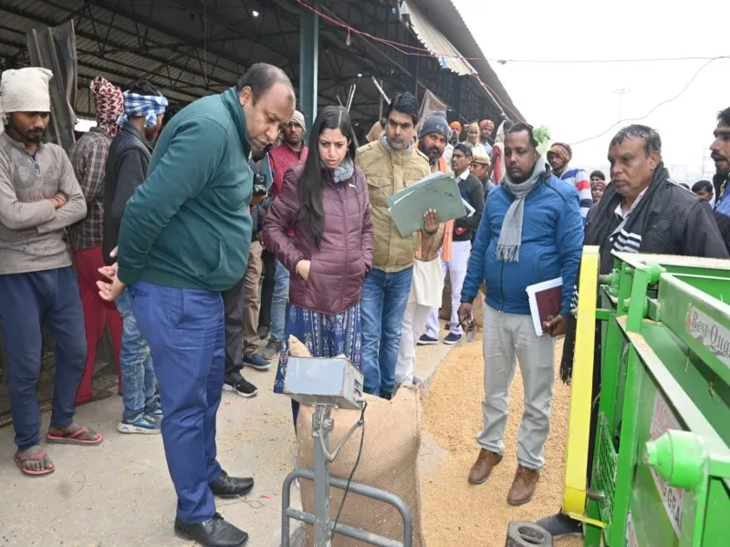 बांदा: डीएम ने किया धान खरीद केंद्र व नगर पंचायत का निरीक्षण, दिए निर्देश 