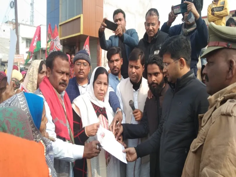 बहराइच: बढ़ती महंगाई और शहर की समस्या को लेकर सपा कार्यकर्ताओं ने किया प्रदर्शन