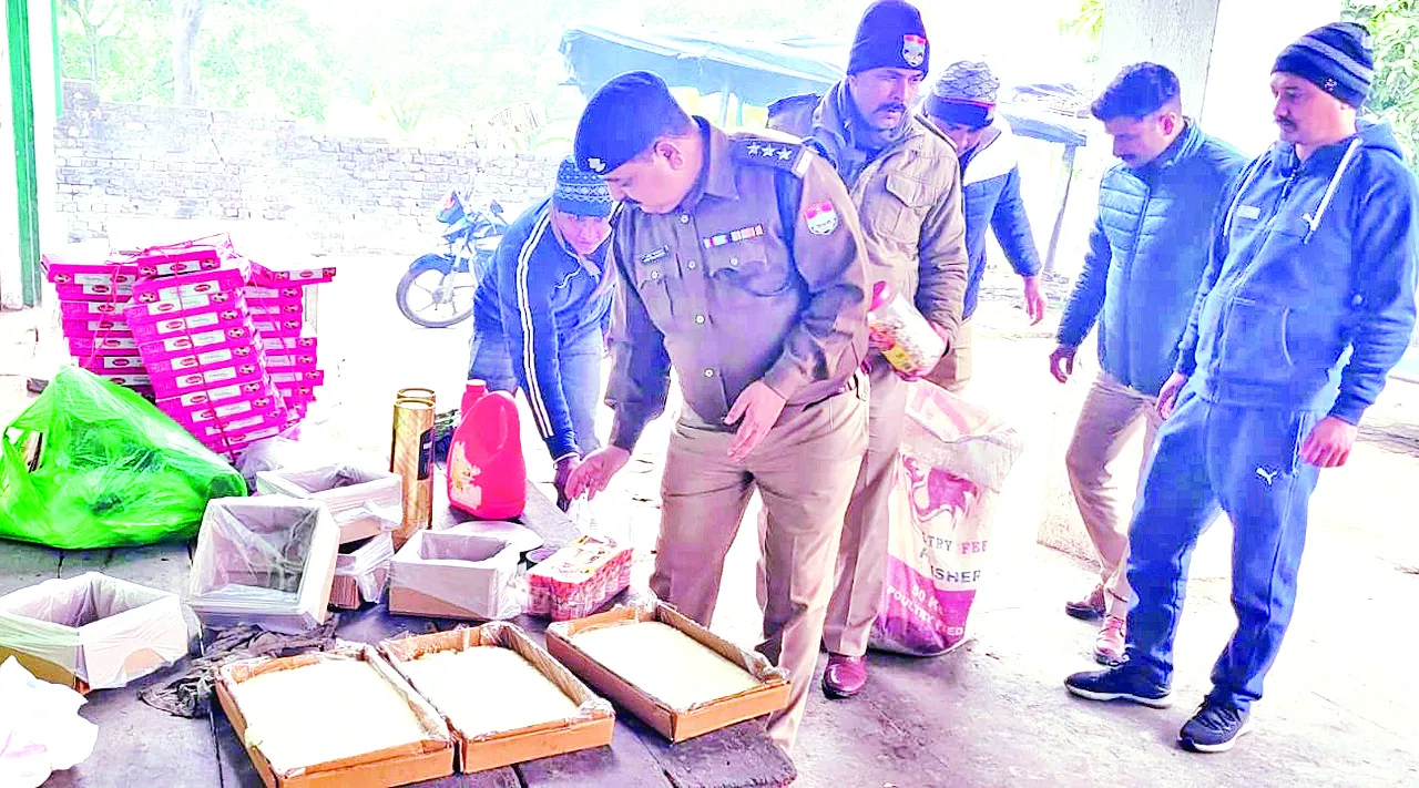 किच्छा: मिलावटी मिठाई बनाने का कारखाना पकड़ा, पुलिस की हिरासत में दो युवक 
