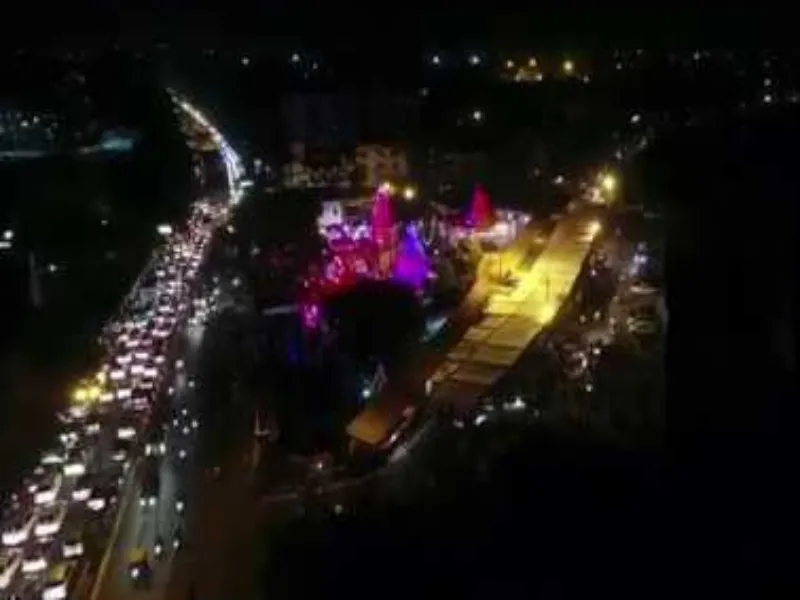LU कर्मी ने गोमती नदी में लगायी छलांग, हनुमान सेतु पर लगी भीड़ 