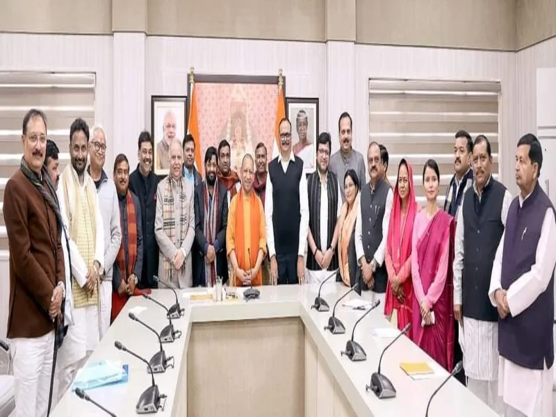 CM योगी की समीक्षा बैठक में शामिल हुए हरदोई के जनप्रतिनिधि, मंत्री नितिन ने गिनाईं कई प्रमुख समस्याएं