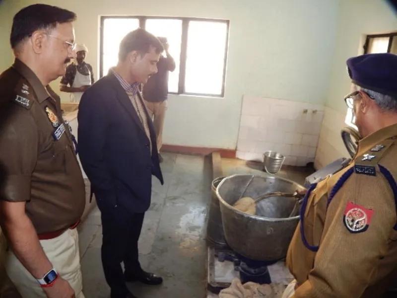 हरदोई DM ने किया जिला जेल का निरीक्षण, दिए कड़े निर्देश   