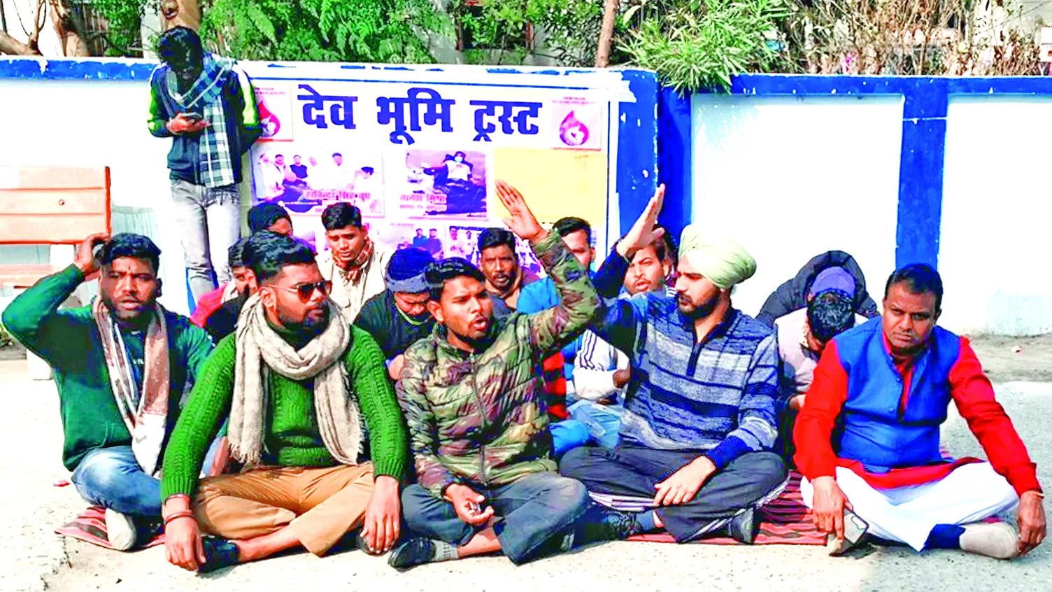 किच्छाः सीएचसी में एंबुलेंस की मांग को लेकर युवाओं ने किया प्रदर्शन