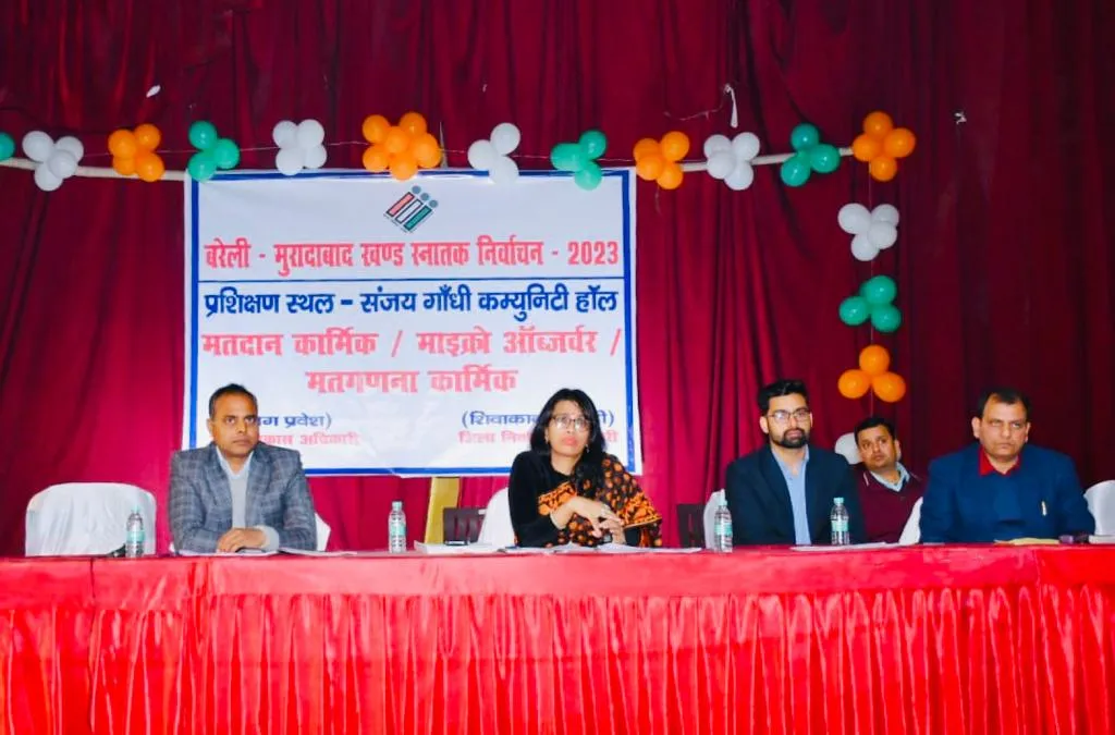 बरेली: मंडलायुक्त ने खंड स्नातक चुनाव को लेकर अफसरों के साथ की बैठक