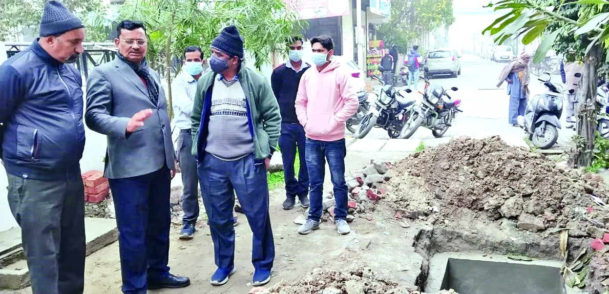 काशीपुरः निगम ने सार्वजनिक मार्ग पर किए गए अतिक्रमण को हटाया