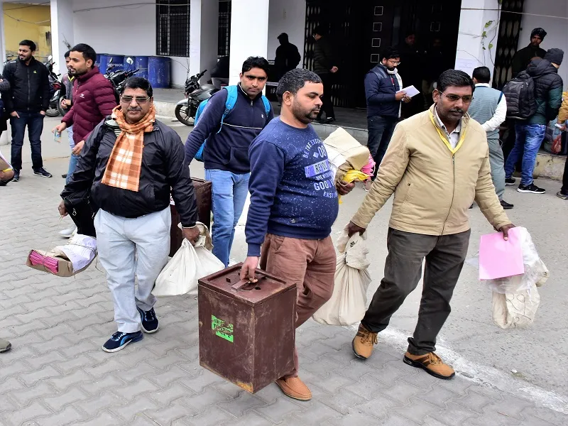 मुरादाबाद मंडल के 1,13,947 मतदाता चुनेंगे स्नातक विधान परिषद सदस्य, बूथों पर पहुंची पोलिंग पार्टियां