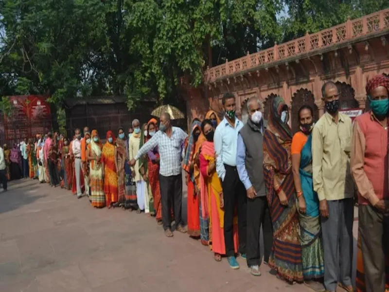 आगरा में नए साल पर ताजमहल पहुंचे हजारों पर्यटक, लगी लम्बी लाइन 