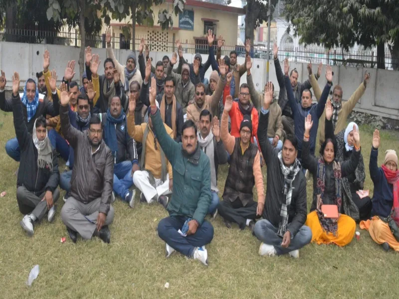 अयोध्या: मांगों को लेकर शिक्षामित्रों ने किया प्रदर्शन, PM और CM के नाम सौंपा ज्ञापन