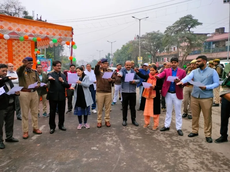 बांदा: सड़क सुरक्षा माह में मानव श्रृंखला बनाकर दिलाई शपथ 