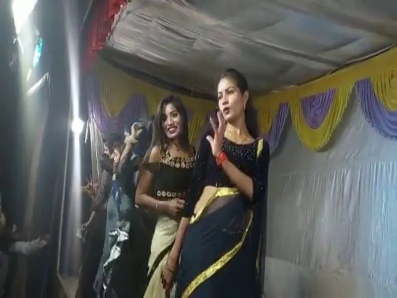 Viral video: अलीगढ़ में बार बालाओं ने वसंत पंचमी मेले में लगाए ठुमके, प्रशासन बेखबर