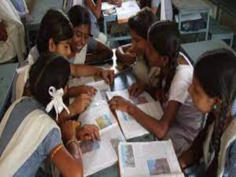 हरदोई: पढ़ाने की नहीं,नेतागिरी की ली जा रही है तनख्वाह!