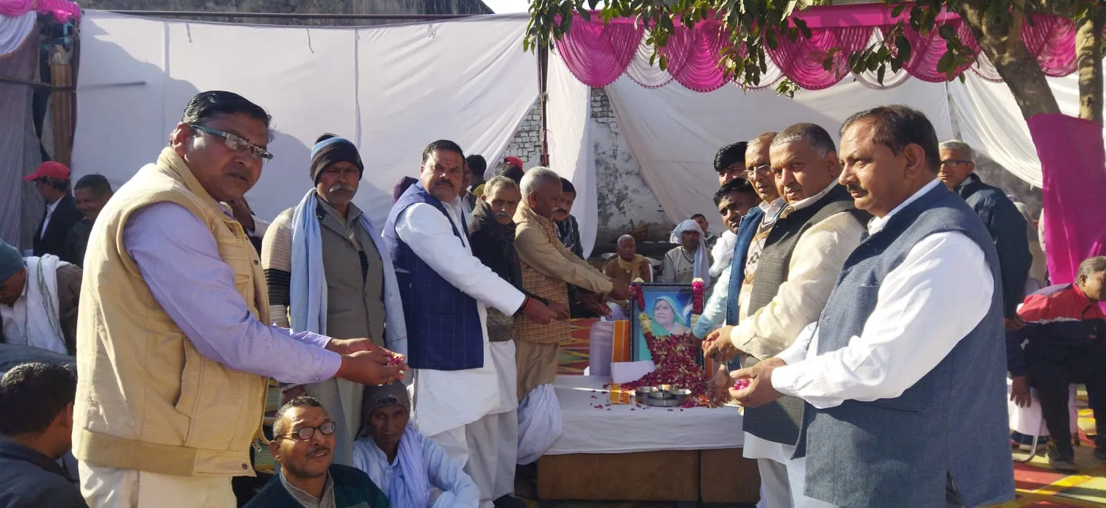 मेरठ: पूर्व चेयरमैन की माता को श्रद्धांजलि देने पहुंचे केंद्रीय राज्य मंत्री और विधायक, परिवार को दी सांत्वना