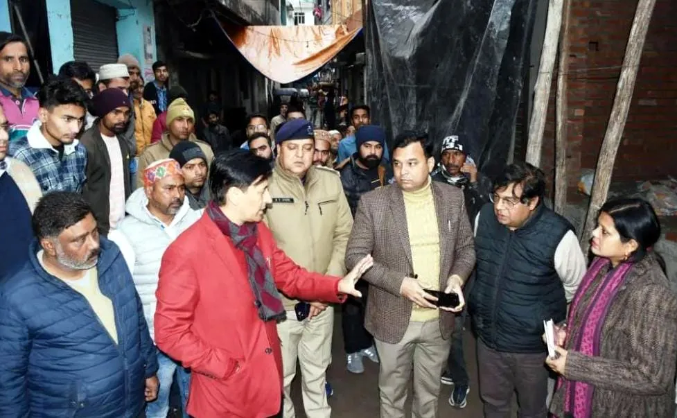हल्द्वानीः बनभूलपुरा में बुलडोजर के आगे अड़ी जनता, पुलिस ने लठियाया