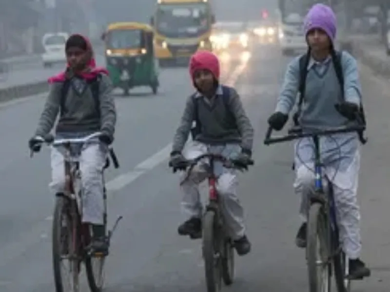 गोंडा: ठंड के चलते बदला गया स्कूलों का समय