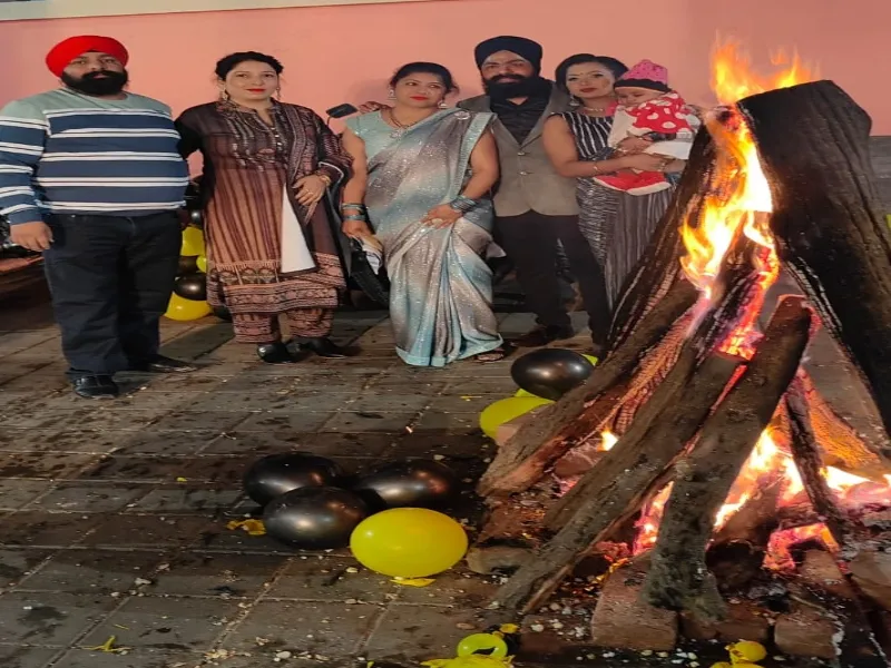 बहराइच: ढोलक की थाप पर थिरकते हुए पंजाबी गीतों संग रही लोहड़ी की धूम 