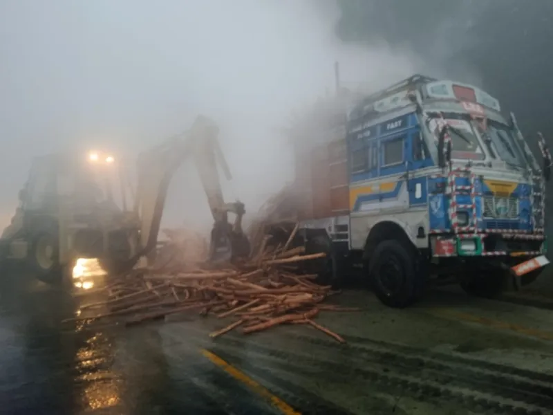 बाराबंकी: लकड़ी लदे ट्रक में लगी आग, कोई हताहत नहीं