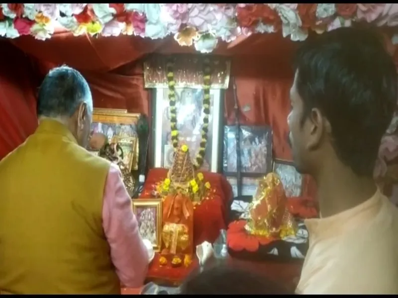 मकर संक्रान्ति: कारागार मंत्री ने किया मां पीतांबरा का दर्शन, कहा- लखनऊ में यज्ञ होना सौभाग्य की बात