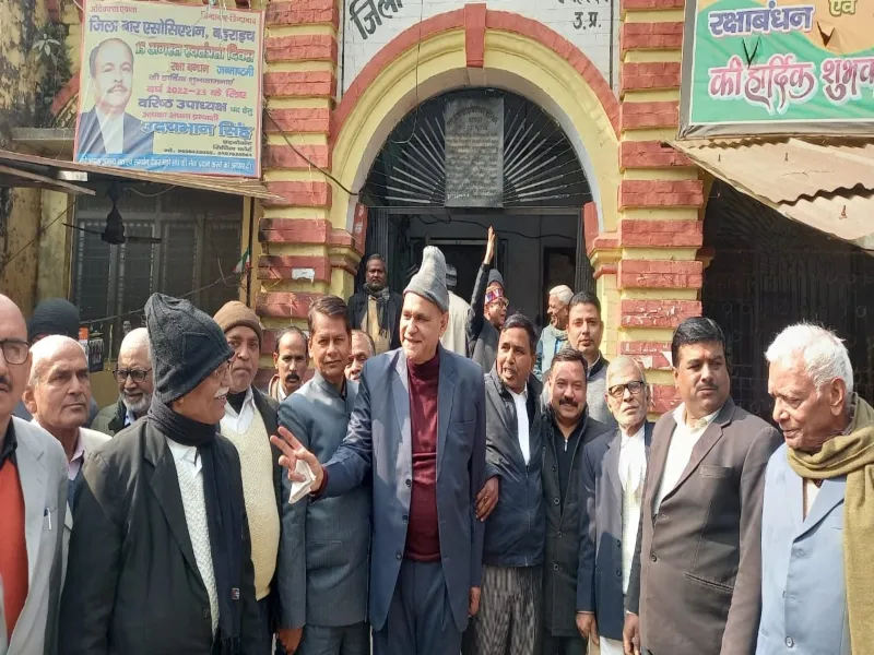 बहराइच: वकील के आवास पर दबंगों के उत्पात का मामला गरमाया, कचहरी में हड़ताल