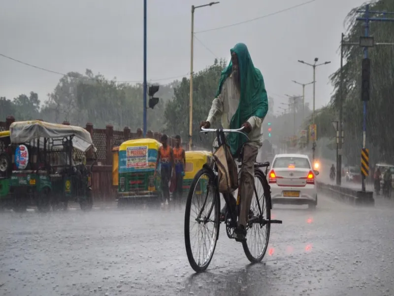 UP Weather: कई शहरों में बदला मौसम, कल रात से हो रही बारिश 