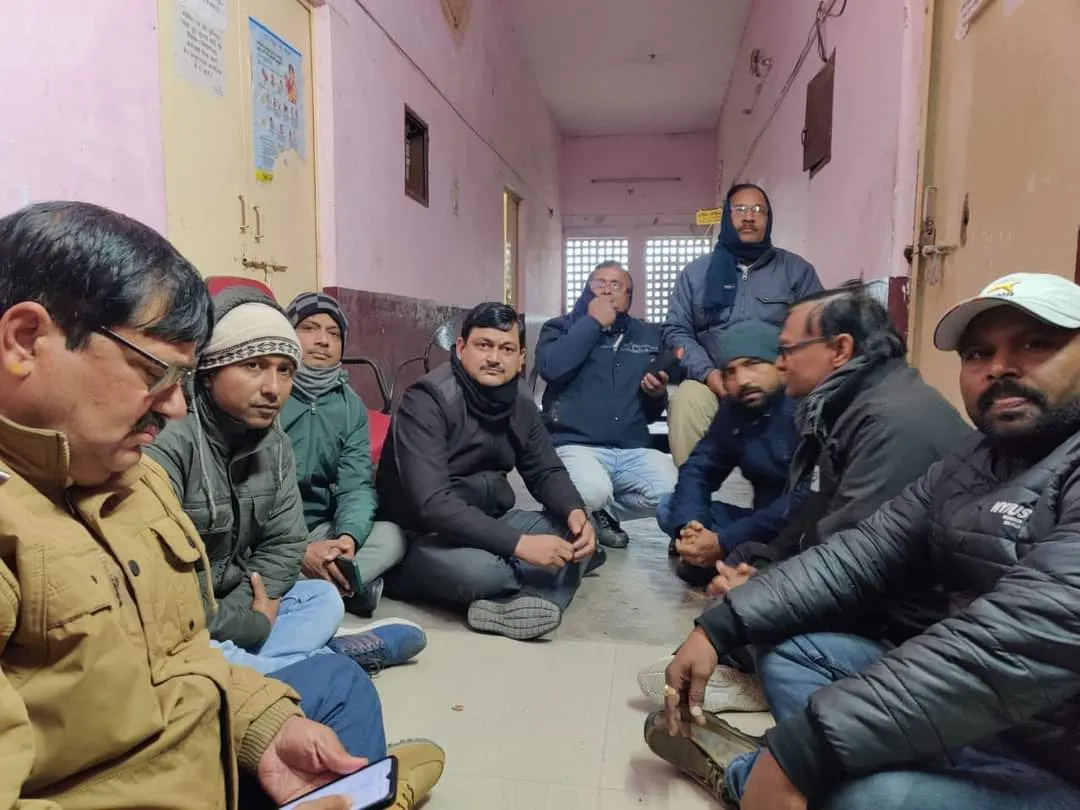 लखनऊ: बीएसए कार्यालय में लेखाधिकारी की मनमानी से परेशान शिक्षकों ने देर रात घेरा कार्यालय, डर के चलते दफ्तर नहीं पहुंचे लेखाधिकारी 