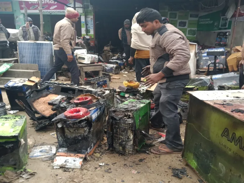 बाराबंकी: इलेक्ट्रॉनिक दुकान में लगी आग, लाखों का सामान जलकर राख