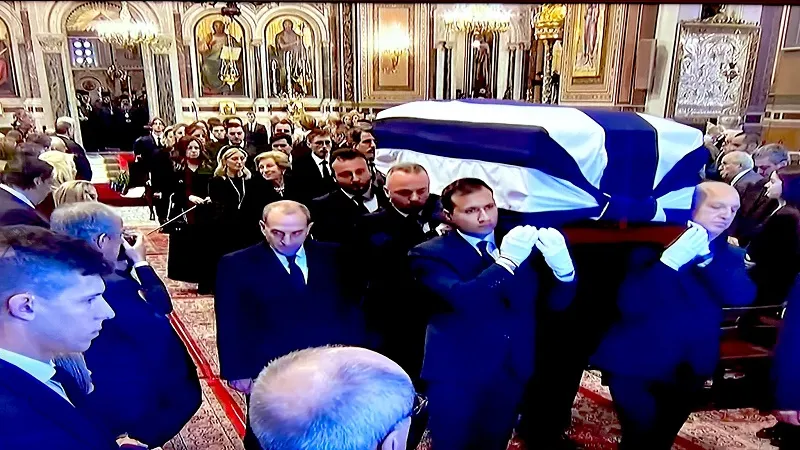 Greece के आखिरी king Constantine को अंतिम विदाई देने के लिए उमड़े हजारों लोग