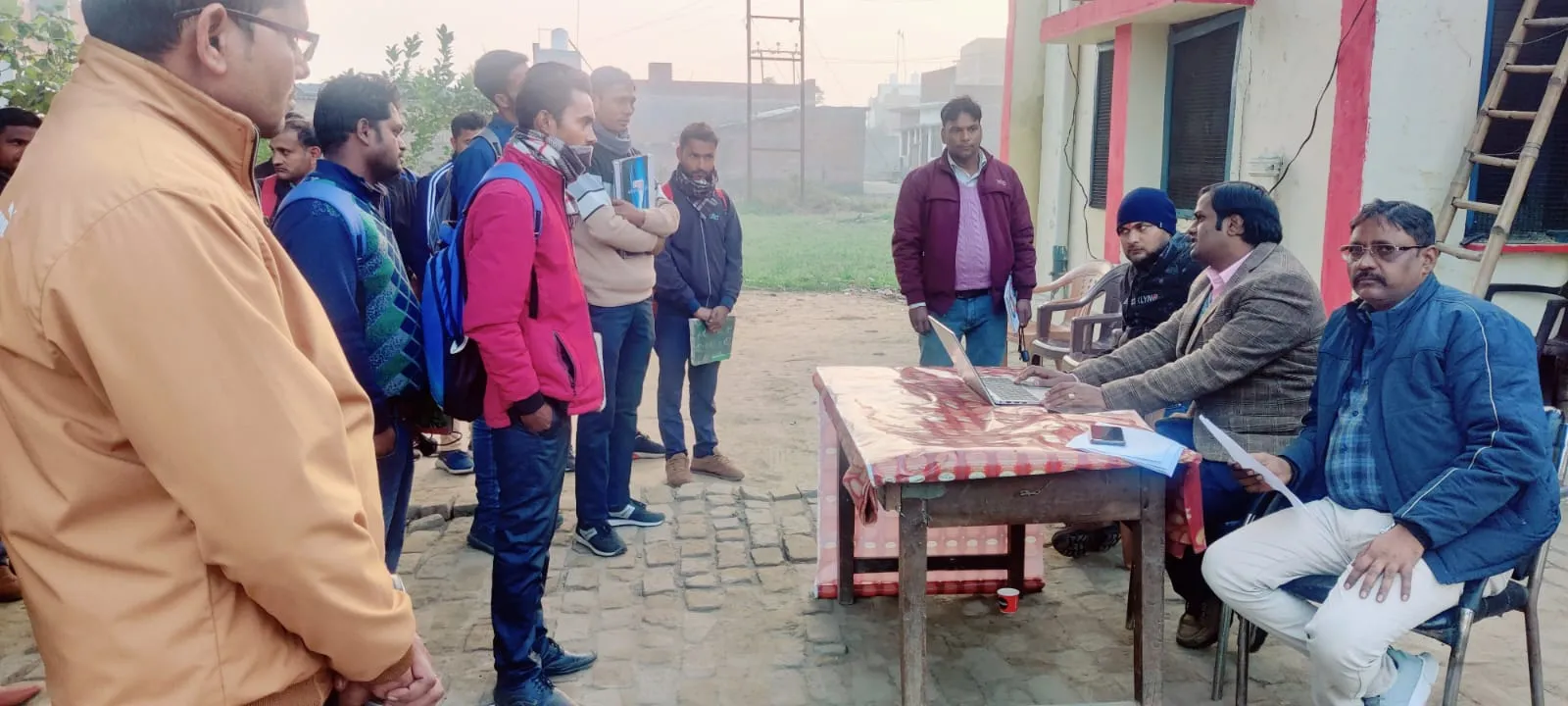 बरेली: विद्युत मीटर रीडर को अधिकारियों ने मीटिंग में दिए जरूरी दिशा-निर्देश