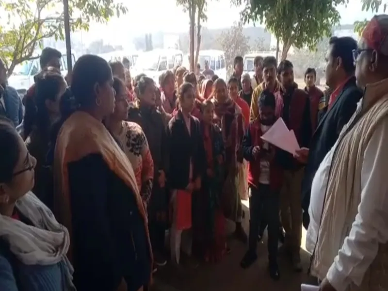हरदोई में संविदा कर्मियों ने लगाए मुर्दाबाद के नारे,CMO ऑफिस में दिया धरना 