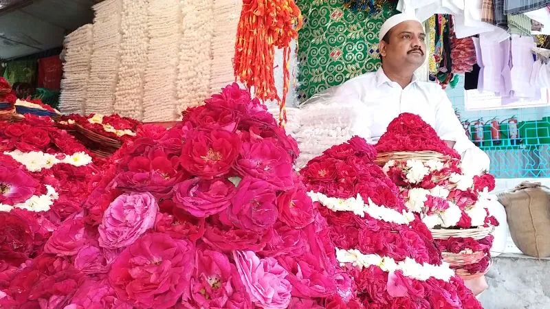 राजस्थान : पुष्कर के गुलाब के फूलों की ख्वाजा की दरगाह में पहुंची महक 
