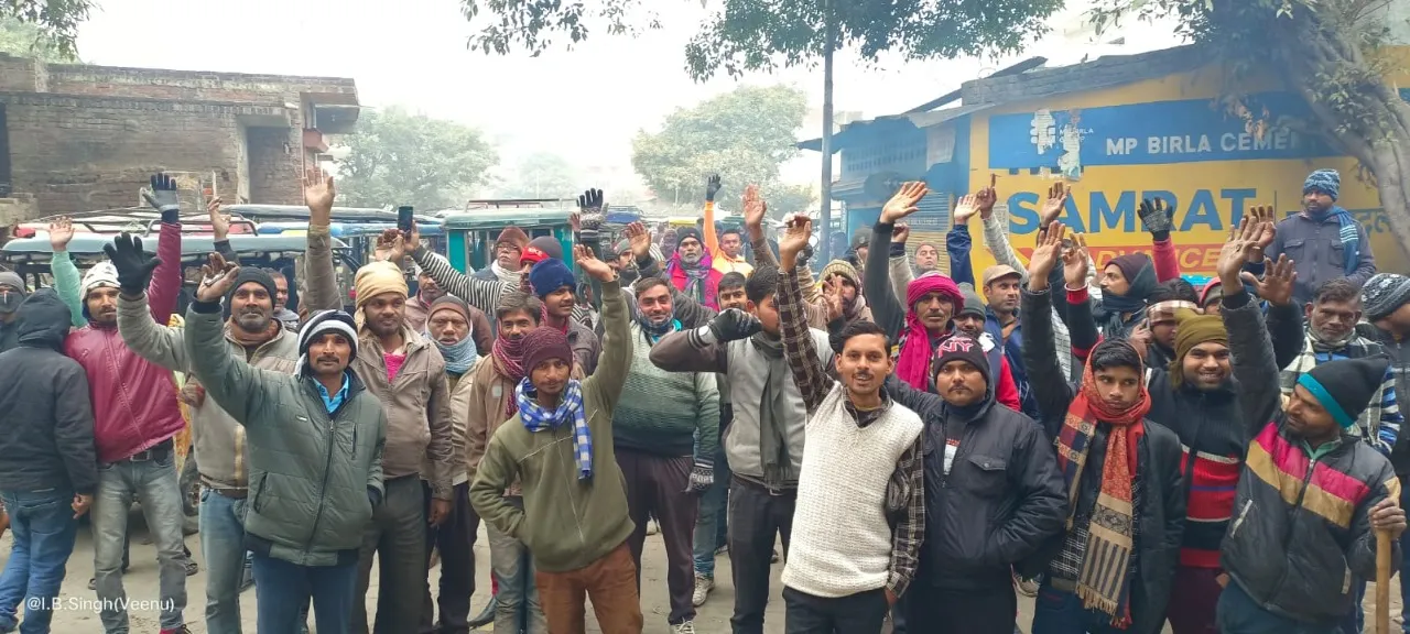 शाहजहांपुर: पाबंदी के विरोध में ई-रिक्शा चालकों का प्रदर्शन