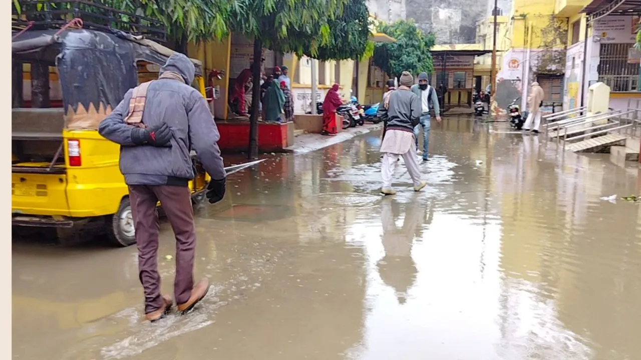 बरेली : मौसम की अठखेलियां... बारिश ने फिर बढ़ाई ठंड, जलभराव की समस्याओं का दिखा असर