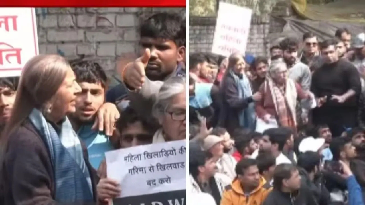 Video: 'प्लीज राजनीतिक मुद्दा ना बनाइए', पहलवानों के प्रदर्शन में पहुंचीं वृंदा करात, मंच से उतारी गईं नीचे