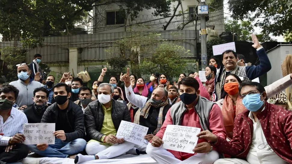 MCD बवाल : हंगामे को लेकर BJP का केजरीवाल के आवास के पास और पहले शपथ दिलाने के विरोध में AAP का भाजपा मुख्यालय पर प्रदर्शन