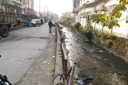 हल्द्वानीः नहर कवरिंग से खतरे की जद में मल्ला गोरखपुर के चार मकान, ठेकेदार पर मनमानी का आरोप