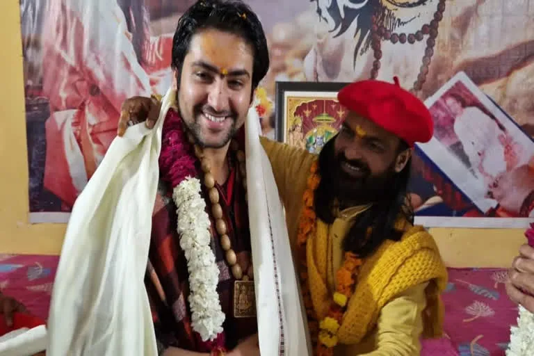 देहरादून: बागेश्वर धाम पीठाधीश्वर पंडित धीरेंद्र कृष्ण शास्त्री पहुंचे पुरुषार्थ आश्रम, आचार्य बालकृष्ण भी रहे साथ