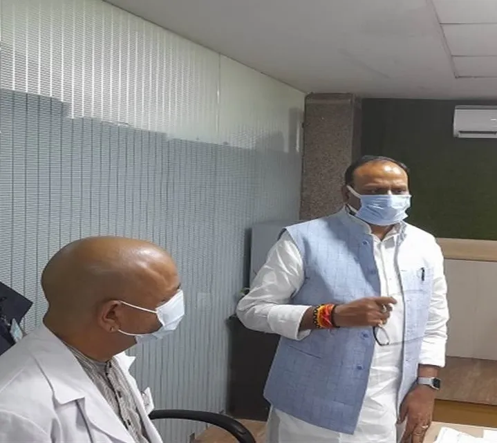 नोएडा पहुंचे डिप्टी सीएम ब्रजेश पाठक, अस्पताल का किया निरीक्षण