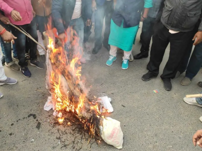 बलिया में कोटेदारों ने जलाया सांसद संजय सिंह का पुतला, इस बात पर जताया रोष 