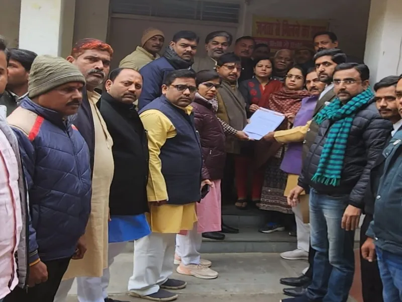 अयोध्या: मजिस्ट्रेट जांच और आर्थिक सहायता की मांग को लेकर सपा ने सौंपा ज्ञापन