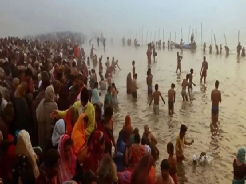 मकर संक्रांति : 7.5 लाख श्रद्धालुओं ने लगाई संगम में लगाई आस्था की डुबकी 