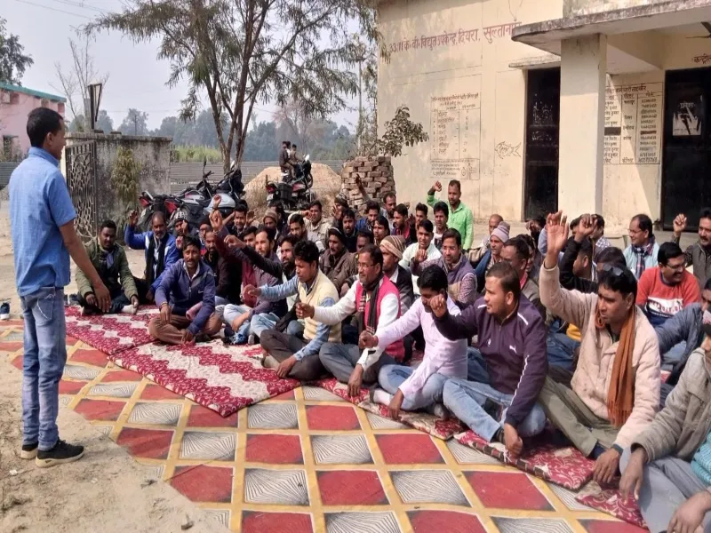 सुल्तानपुर: सात दिनों से धरने पर संविदा कर्मी, चरमराई विद्युत आपूर्ति व्यवस्था 