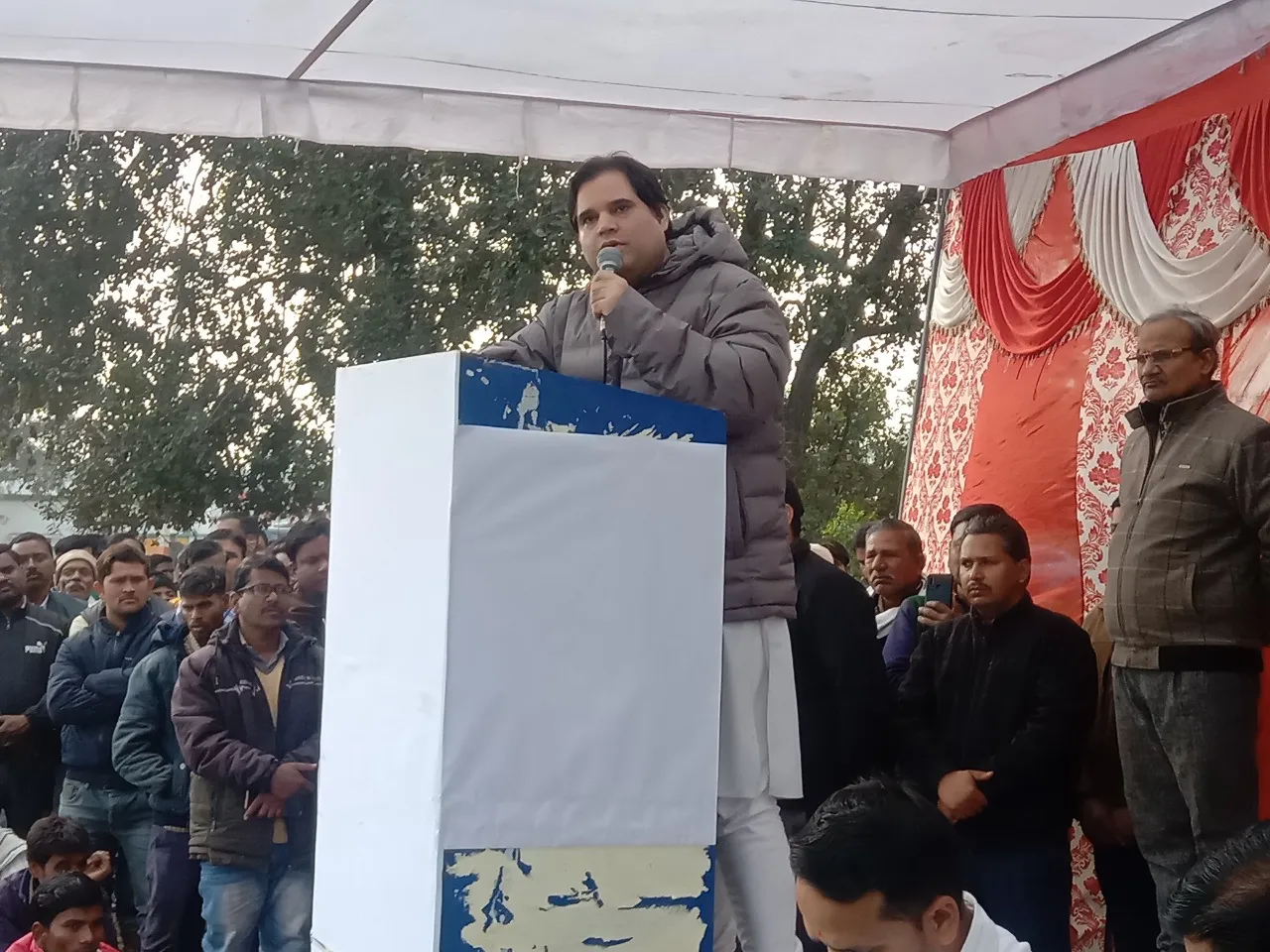 पीलीभीत: सांसद ने ग्रामीणों को नोट कराया नंबर, बोले- कोई दिक्कत तो बेझिझक बताएं