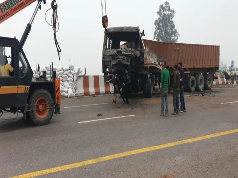 उन्नाव में एक्सप्रेस-वे पर फिर हुआ हादसा, चचेरे भाईयों की मौत