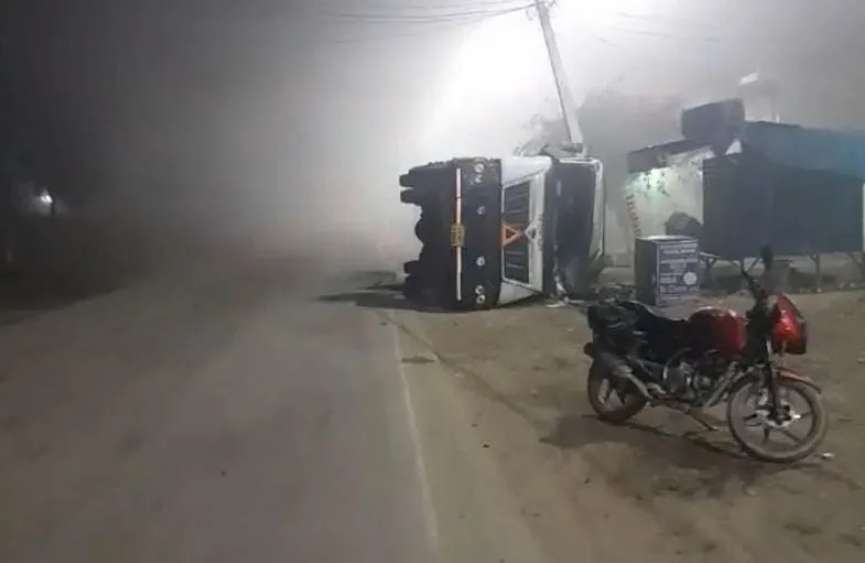 रामपुर: कैप्सूल पलटने से  गैस रिसाव, ग्रामीणों ने जागकर काटी रात