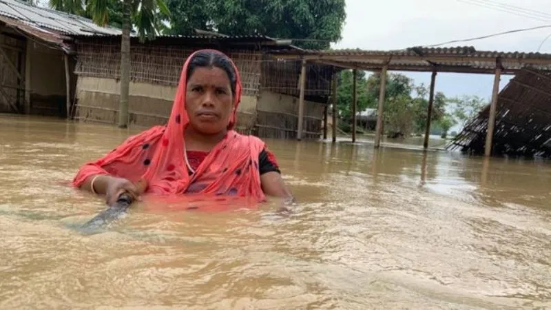 हर साल बाढ़ के कारण शरणार्थियों वाला जीवन बिताती हैं असम के धेमाजी जिले की महिलांए 