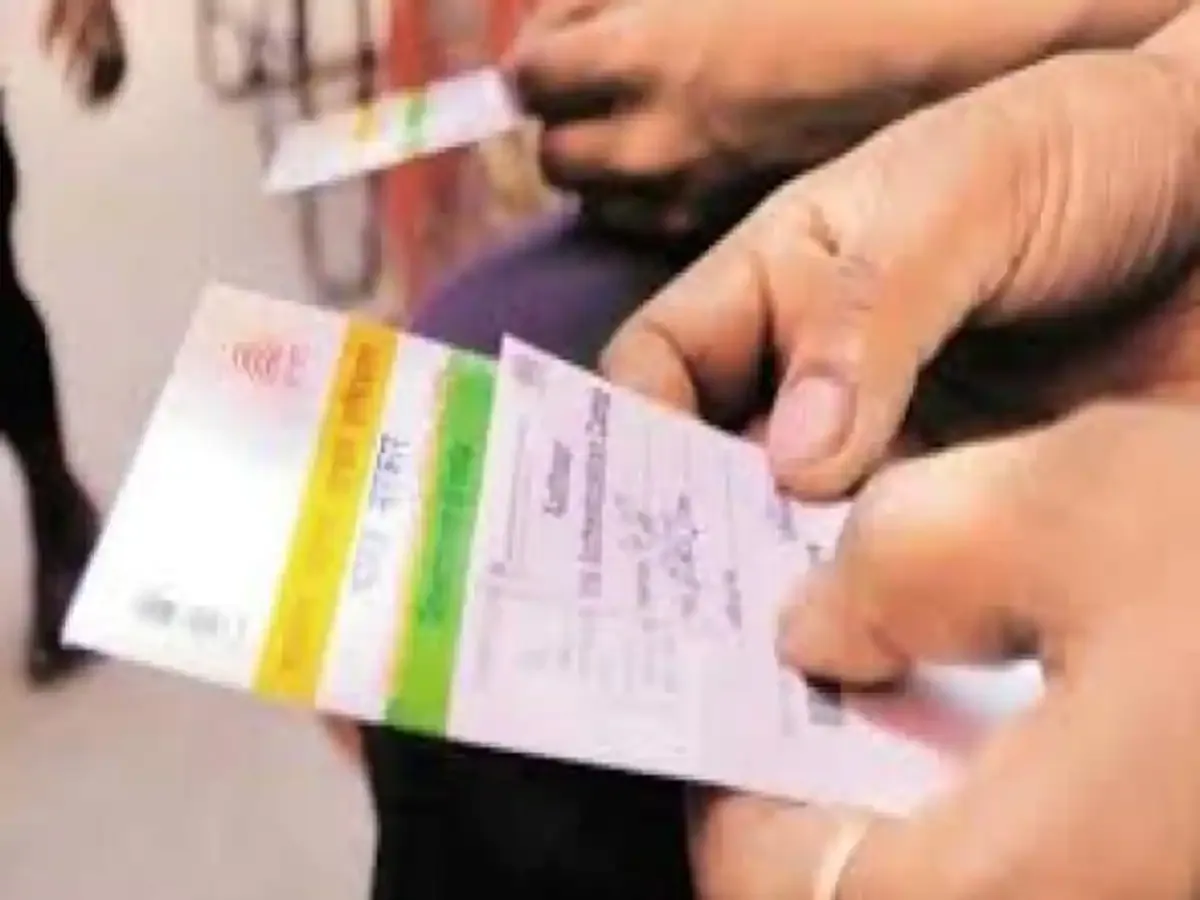 हल्द्वानी: आयुक्त ने कर्जदार महिला को वापस दिलाया चेक, स्टांप व आधार कार्ड 