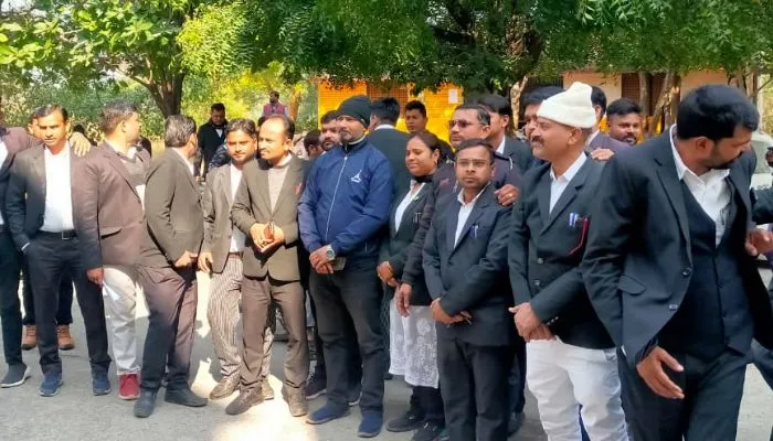 Mahoba: अधिवक्ता के साथ अभद्रता के विरोध में वकीलों ने किया हंगामा, महिला डॉक्टर, नर्स पर धक्का-मुक्की का लगाया आरोप