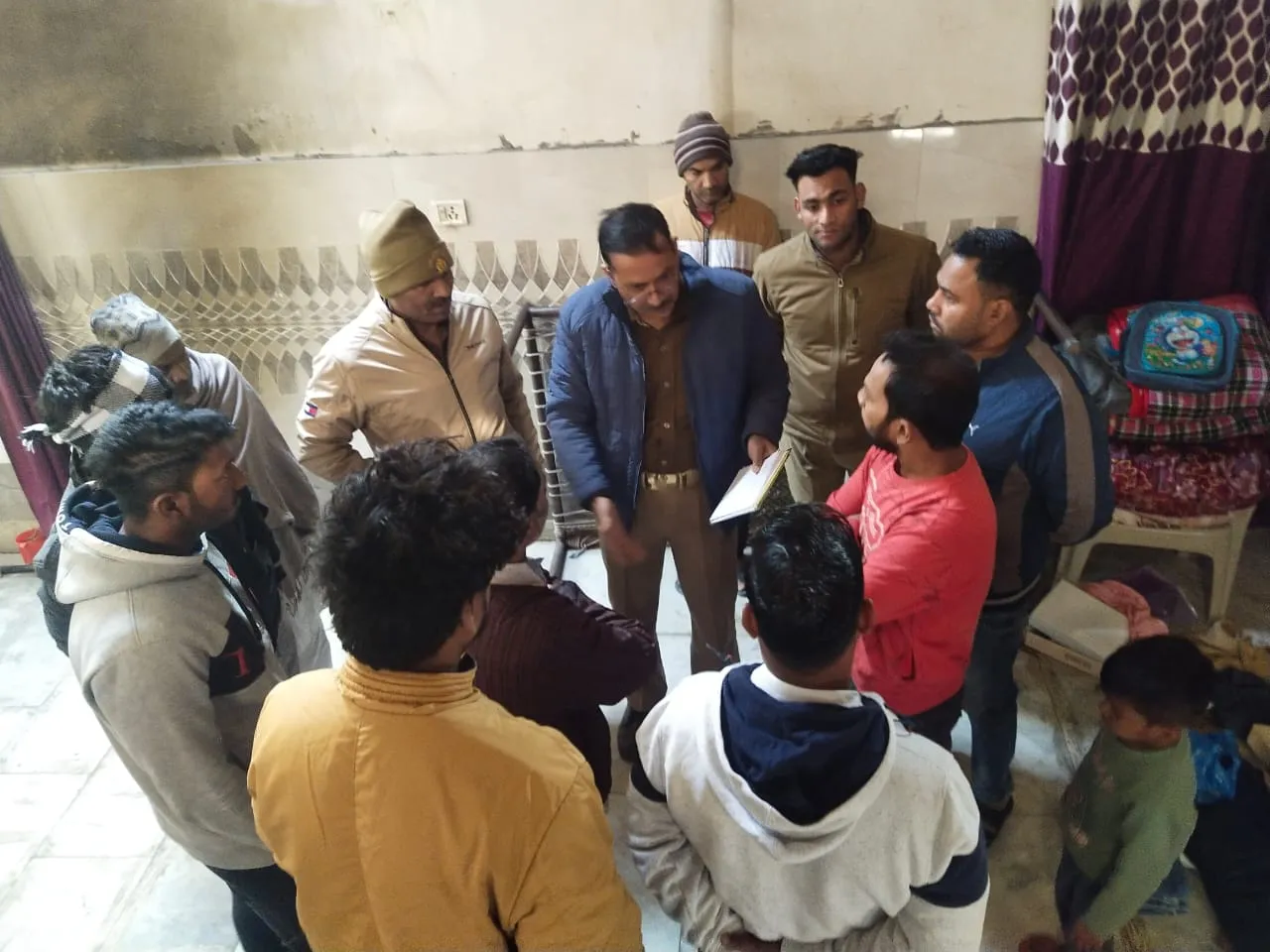 मेरठ: दिनदहाड़े शटरिंग कारोबारी के परिवार को हथियारों के बल पर बंधक बनाकर लाखों की लूट